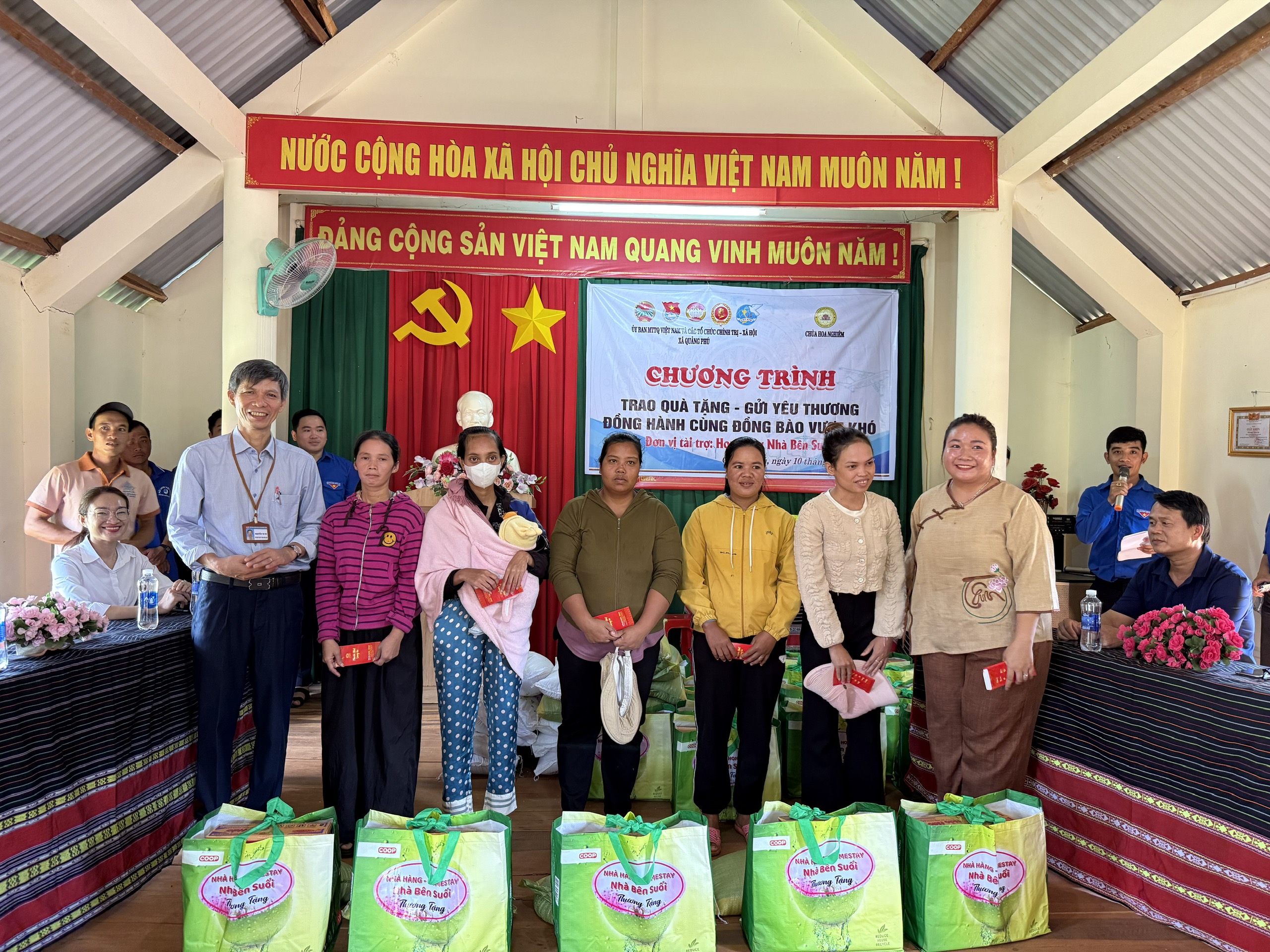 đồng chí Nguyễn Tự Do – Phó Chủ tịch UBND xã trao quà cho các hộ nghèo, có hoàn cảnh khó khăn. Các đại biểu tham dự chương trình. Ảnh T.Dũng